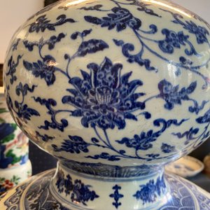 Un grand vase de forme double gourde en porcelaine de Chine en bleu et blanc, 19/20ème — photo 23