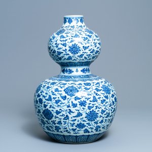 Un grand vase de forme double gourde en porcelaine de Chine en bleu et blanc, 19/20ème — photo 3