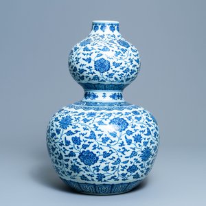Un grand vase de forme double gourde en porcelaine de Chine en bleu et blanc, 19/20ème — photo 4