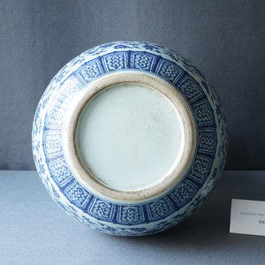 Un grand vase de forme double gourde en porcelaine de Chine en bleu et blanc, 19/20ème — photo 10