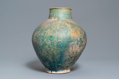 Un grand vase de forme globulaire à émail turquoise, Kashan ou Raqqa, 15/16ème