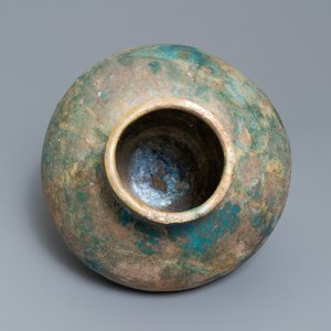 Un grand vase de forme globulaire à émail turquoise, Kashan ou Raqqa, 15/16ème — photo 5