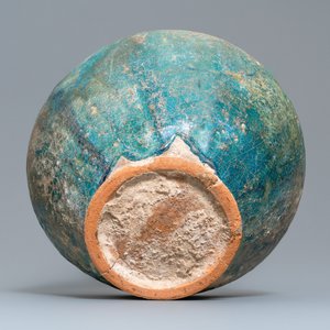 Un grand vase de forme globulaire à émail turquoise, Kashan ou Raqqa, 15/16ème — photo 6