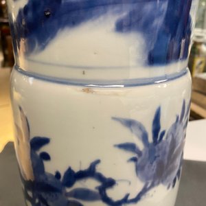 Un grand vase de forme 'gu' en porcelaine de Chine en bleu et blanc, Kangxi — photo 12