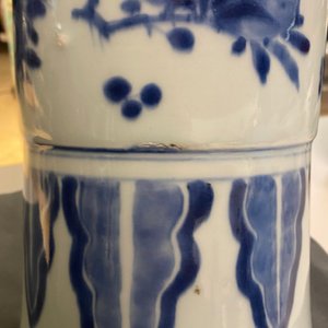 Un grand vase de forme 'gu' en porcelaine de Chine en bleu et blanc, Kangxi — photo 13