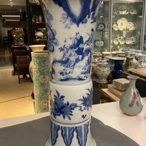 Un grand vase de forme 'gu' en porcelaine de Chine en bleu et blanc, Kangxi — photo 14