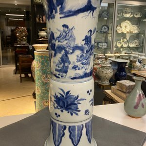 Un grand vase de forme 'gu' en porcelaine de Chine en bleu et blanc, Kangxi — photo 15