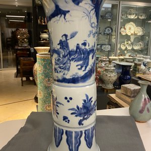 Un grand vase de forme 'gu' en porcelaine de Chine en bleu et blanc, Kangxi — photo 16
