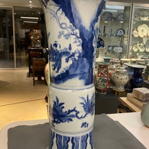 Un grand vase de forme 'gu' en porcelaine de Chine en bleu et blanc, Kangxi — photo 17