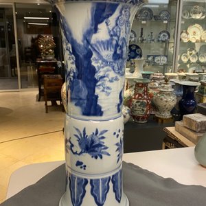 Un grand vase de forme 'gu' en porcelaine de Chine en bleu et blanc, Kangxi — photo 18