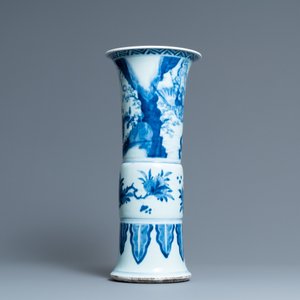 Un grand vase de forme 'gu' en porcelaine de Chine en bleu et blanc, Kangxi — photo 3