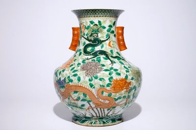 Un grand vase de forme hu aux dragons en porcelaine de Chine famille verte, 19ème