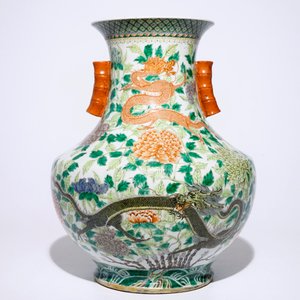 Un grand vase de forme hu aux dragons en porcelaine de Chine famille verte, 19ème — photo 3