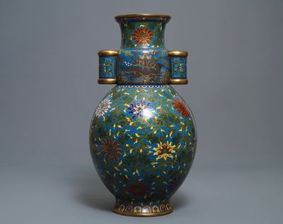Un grand vase de forme hu en émaux cloisonnés, marque Qi Yu Bao Tung Chih Chen, Chine, 19ème