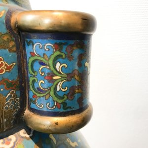 Un grand vase de forme hu en émaux cloisonnés, marque Qi Yu Bao Tung Chih Chen, Chine, 19ème — photo 25