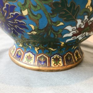 Un grand vase de forme hu en émaux cloisonnés, marque Qi Yu Bao Tung Chih Chen, Chine, 19ème — photo 37