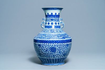 Un grand vase de forme 'hu' en porcelaine de Chine en bleu et blanc, marque de Qianlong, 19ème