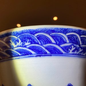 Un grand vase de forme 'hu' en porcelaine de Chine en bleu et blanc, marque de Qianlong, 19ème — photo 11