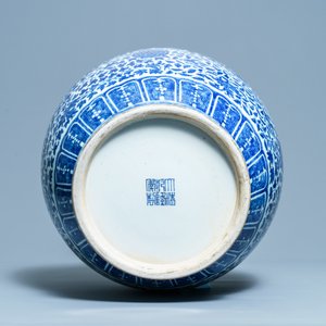 Un grand vase de forme 'hu' en porcelaine de Chine en bleu et blanc, marque de Qianlong, 19ème — photo 5
