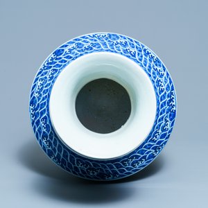 Un grand vase de forme 'hu' en porcelaine de Chine en bleu et blanc, marque de Qianlong, 19ème — photo 6