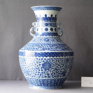 Un grand vase de forme 'hu' en porcelaine de Chine en bleu et blanc, marque de Qianlong, 19ème — photo 7