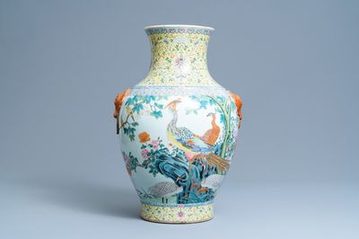 Un grand vase de forme 'hu' en porcelaine de Chine famille rose, marque de Qianlong, République