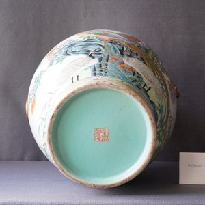 Un grand vase de forme 'hu' en porcelaine de Chine famille rose, marque de Qianlong, République — photo 11