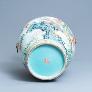 Un grand vase de forme 'hu' en porcelaine de Chine famille rose, marque de Qianlong, République — photo 6