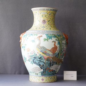 Un grand vase de forme 'hu' en porcelaine de Chine famille rose, marque de Qianlong, République — photo 8
