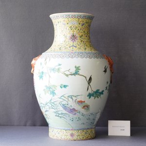 Un grand vase de forme 'hu' en porcelaine de Chine famille rose, marque de Qianlong, République — photo 9