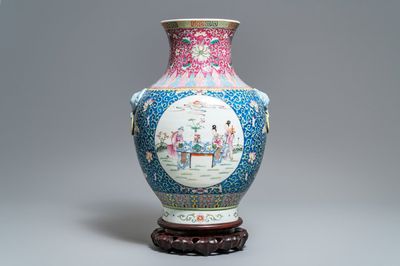 Un grand vase de forme 'hu' en porcelaine de Chine famille rose, marque de Qianlong, République, 20ème