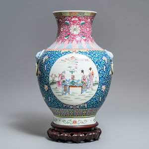 Un grand vase de forme 'hu' en porcelaine de Chine famille rose, marque de Qianlong, République, 20ème — photo 1
