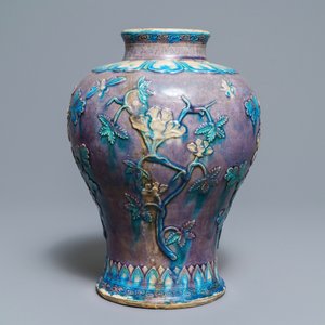 Un grand vase de forme meiping en grès fahua, Chine, Ming — photo 4