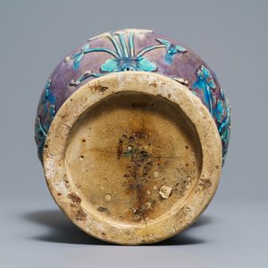 Un grand vase de forme meiping en grès fahua, Chine, Ming — photo 6