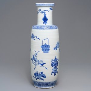 Un grand vase de forme rouleau en porcelaine de Chine bleu et blanc à décor d'antiquités, 20ème — photo 1