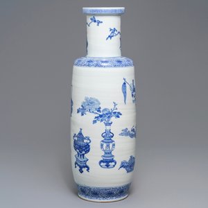 Un grand vase de forme rouleau en porcelaine de Chine bleu et blanc à décor d'antiquités, 20ème — photo 4