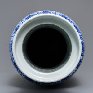 Un grand vase de forme rouleau en porcelaine de Chine bleu et blanc à décor d'antiquités, 20ème — photo 5