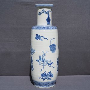 Un grand vase de forme rouleau en porcelaine de Chine bleu et blanc à décor d'antiquités, 20ème — photo 8