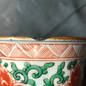 Un grand vase de forme rouleau en porcelaine de Chine wucai, époque Transition ou Kangxi — photo 8
