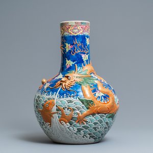 Un grand vase de forme tianqiu ping à décor en relief en porcelaine de Chine famille rose, marque de Kangxi, 19ème — photo 2