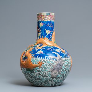Un grand vase de forme tianqiu ping à décor en relief en porcelaine de Chine famille rose, marque de Kangxi, 19ème — photo 5