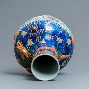 Un grand vase de forme tianqiu ping à décor en relief en porcelaine de Chine famille rose, marque de Kangxi, 19ème — photo 6