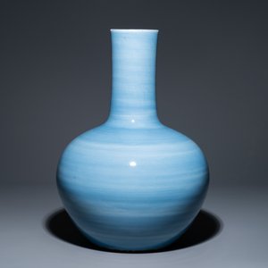 Un grand vase de forme 'tianqiu ping' en porcelaine de Chine clair de lune monochrome, 19ème — photo 3