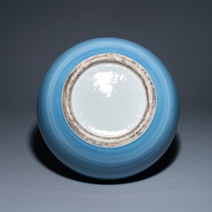 Un grand vase de forme 'tianqiu ping' en porcelaine de Chine clair de lune monochrome, 19ème — photo 6