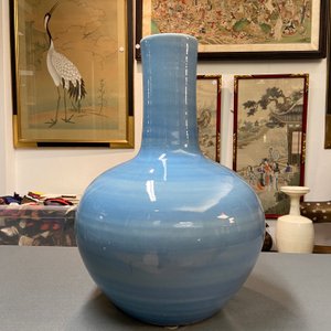 Un grand vase de forme 'tianqiu ping' en porcelaine de Chine clair de lune monochrome, 19ème — photo 9
