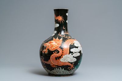 Un grand vase de forme tianqiu ping en porcelaine de Chine famille verte à fond noir, 19ème