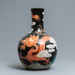 Un grand vase de forme tianqiu ping en porcelaine de Chine famille verte à fond noir, 19ème — photo 1