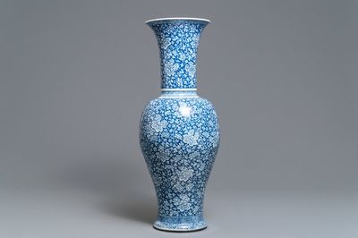 Un grand vase de forme yenyen en porcelaine de Chine bleu et blanc, Kangxi