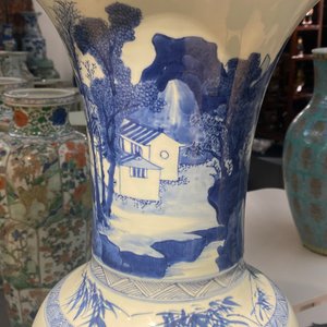 Un grand vase de forme 'yenyen' en porcelaine de Chine en bleu et blanc, Kangxi — photo 9