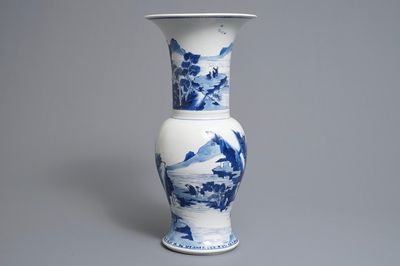 Un grand vase de forme yenyen en porcelaine de Chine famille bleu et blanc, Kangxi